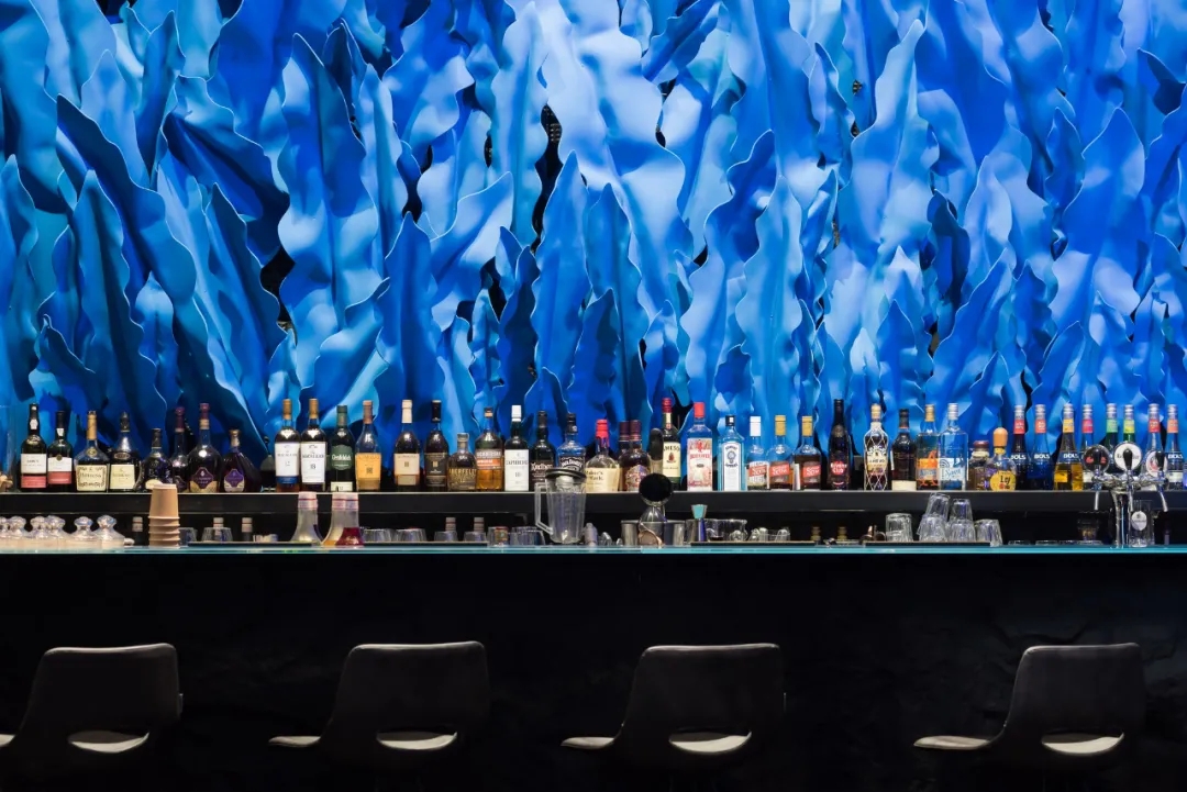 酒吧品牌走进这家餐厅，仿佛进入了一片蓝色的海洋