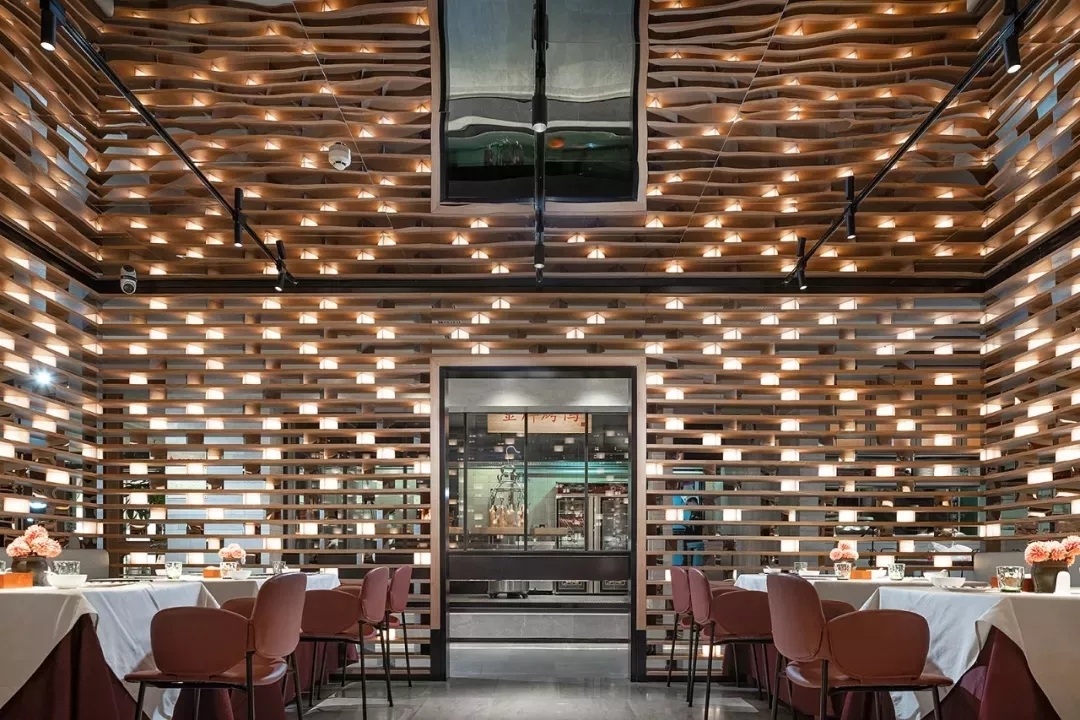 酒吧品牌大鸭梨烤鸭店以全新的餐饮空间设计，冲破品牌桎梏，重塑品牌形象