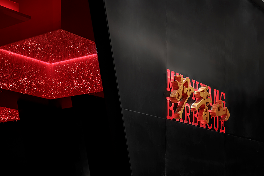 酒吧品牌这家烤肉店的餐饮空间设计，俨然是红与黑的世界