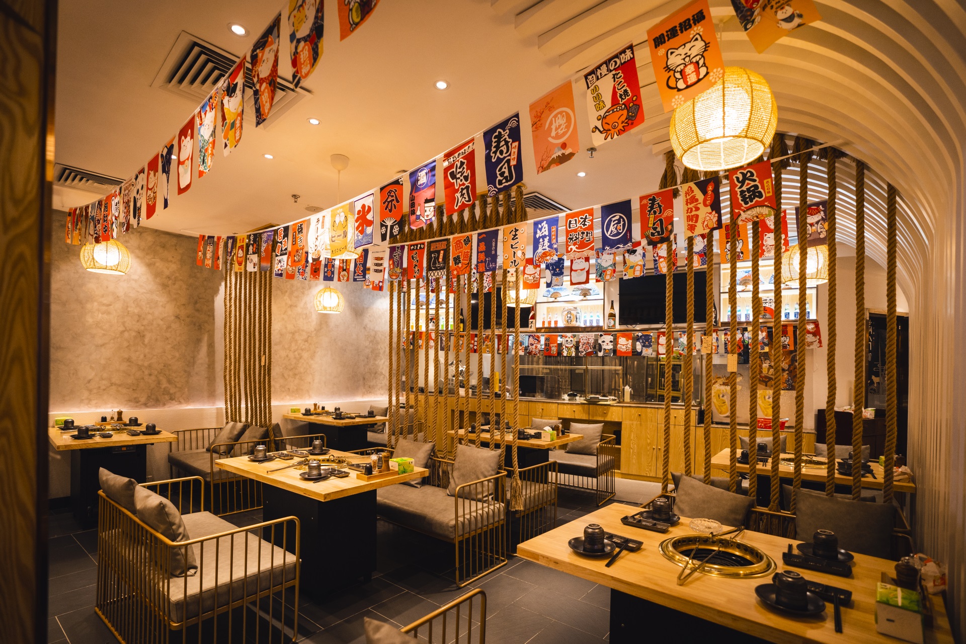 酒吧品牌如何通过深圳餐饮空间设计来确定餐厅的装修风格？